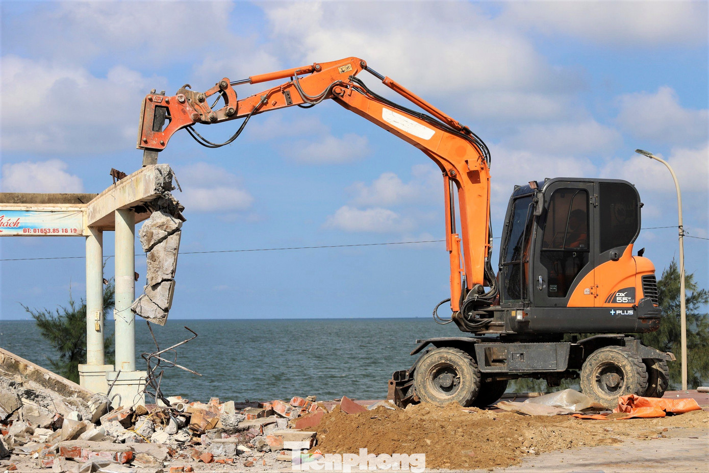 Nhiều năm qua, chủ các nhà hàng sửa sang, nới rộng bằng tôn, rèm tạm bợ xung quanh ki-ốt để kinh doanh.