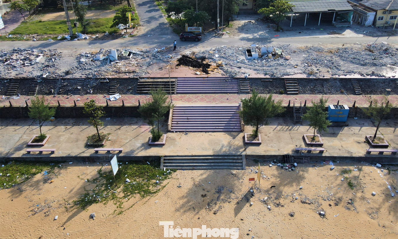 Trước đó, việc tồn tại hàng loạt ki ốt gắn biển hiệu chào mời khiến không gian khu du lịch này trở nên ngột ngạt. Sau khi hàng chục ki ốt được giải tỏa, lối ra biển Thiên Cầm không còn bị chắn ngang.