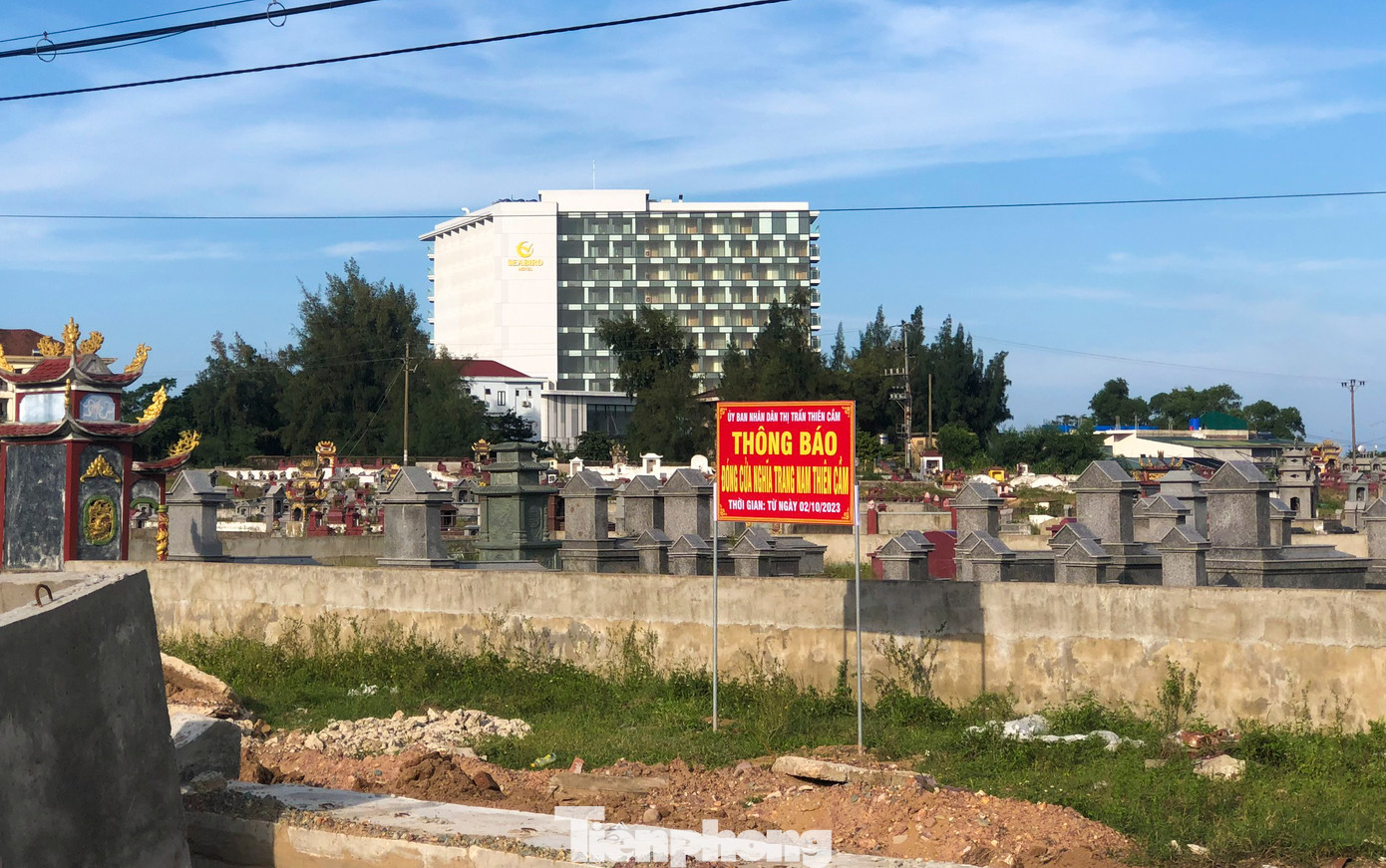 Cách biển Thiên Cầm hơn 300 m là nghĩa trang rộng hơn 6 ha với hơn 4.000 ngôi mộ, được hình thành hàng chục năm nay. Khu nghĩa trang nằm sát các khách sạn, bãi tắm khiến du khách ái ngại, không gian du lịch chật hẹp, mất mỹ quan. Đầu tháng 10, địa phương đã đóng cửa nghĩa trang, việc di dời chưa có kế hoạch.