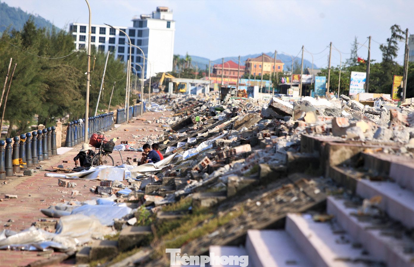Chính quyền kỳ vọng việc giải tỏa và làm đẹp tuyến đường ven biển sẽ tạo bộ mặt phát triển mới cho Thiên Cầm.