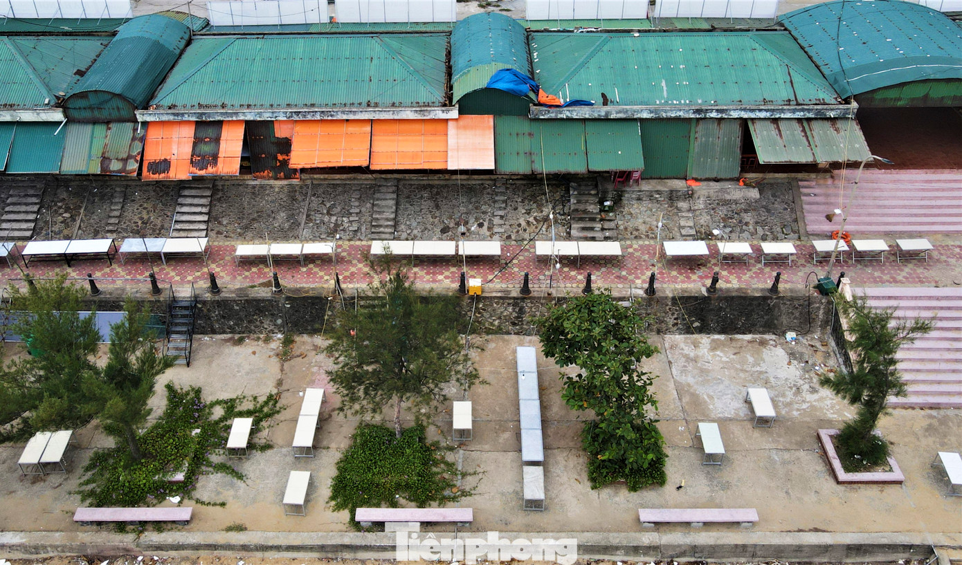 Trước đó, việc tồn tại hàng loạt ki ốt gắn biển hiệu chào mời khiến không gian khu du lịch này trở nên ngột ngạt. Sau khi hàng chục ki ốt được giải tỏa, lối ra biển Thiên Cầm không còn bị chắn ngang.