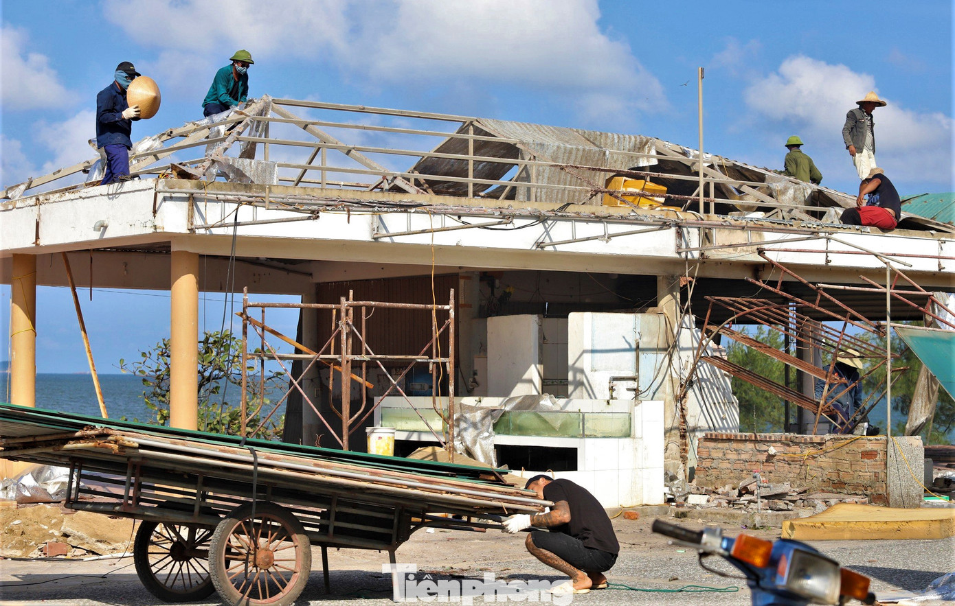 Việc tháo dỡ, giải tỏa được thực hiện liên tục. Người dân di chuyển tất cả những thứ có thể tái sử dụng ra khỏi khu kiốt, để lại mặt bằng sạch sẽ.