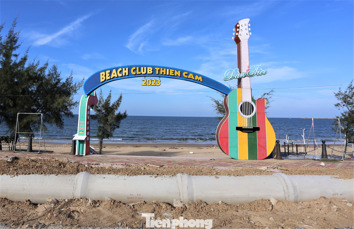 Lãnh đạo Ban quản lý Khu du lịch Thiên Cầm cho biết ban đầu dự kiến quá trình giải tỏa kéo dài đến ngày 20/10. Tuy nhiên, những ngày qua thời tiết thuận lợi nên bàn giao mặt bằng sạch sẽ sớm hơn. Ngoài ra, huyện Cẩm Xuyên đang xin chủ trương để quy hoạch hai địa điểm kinh doanh nhà hàng, cơ sở ăn uống mới cho các hộ dân tại khu du lịch Thiên Cầm, cách vị trí cũ khoảng 100-300m.