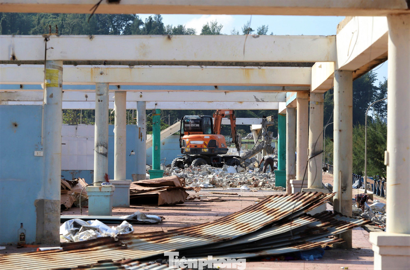 Các hộ kinh doanh tại đây cho biết năm 2015, địa phương xây dựng các ki-ốt cùng mẫu và cho người dân thuê lại. Các ki-ốt rộng gần 40m2, thời hạn thuê trong 10 năm với giá 130-150 triệu đồng/ki-ốt.