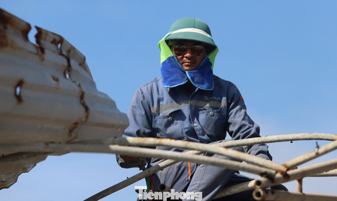 “Hơn 20 năm gắn bó với việc kinh doanh phục vụ khách du lịch tại vị trí này nên để rời đi, chúng tôi cũng có sự việc tiếc nuối. Song, chính quyền có chủ trương giải tỏa để mở rộng đường ven biển, tạo cảnh quan sạch đẹp và phát triển, nâng tầm du lịch Thiên Cầm, mọi người đều ủng hộ", ông Nguyễn Văn Thành (54 tuổi), chia sẻ.