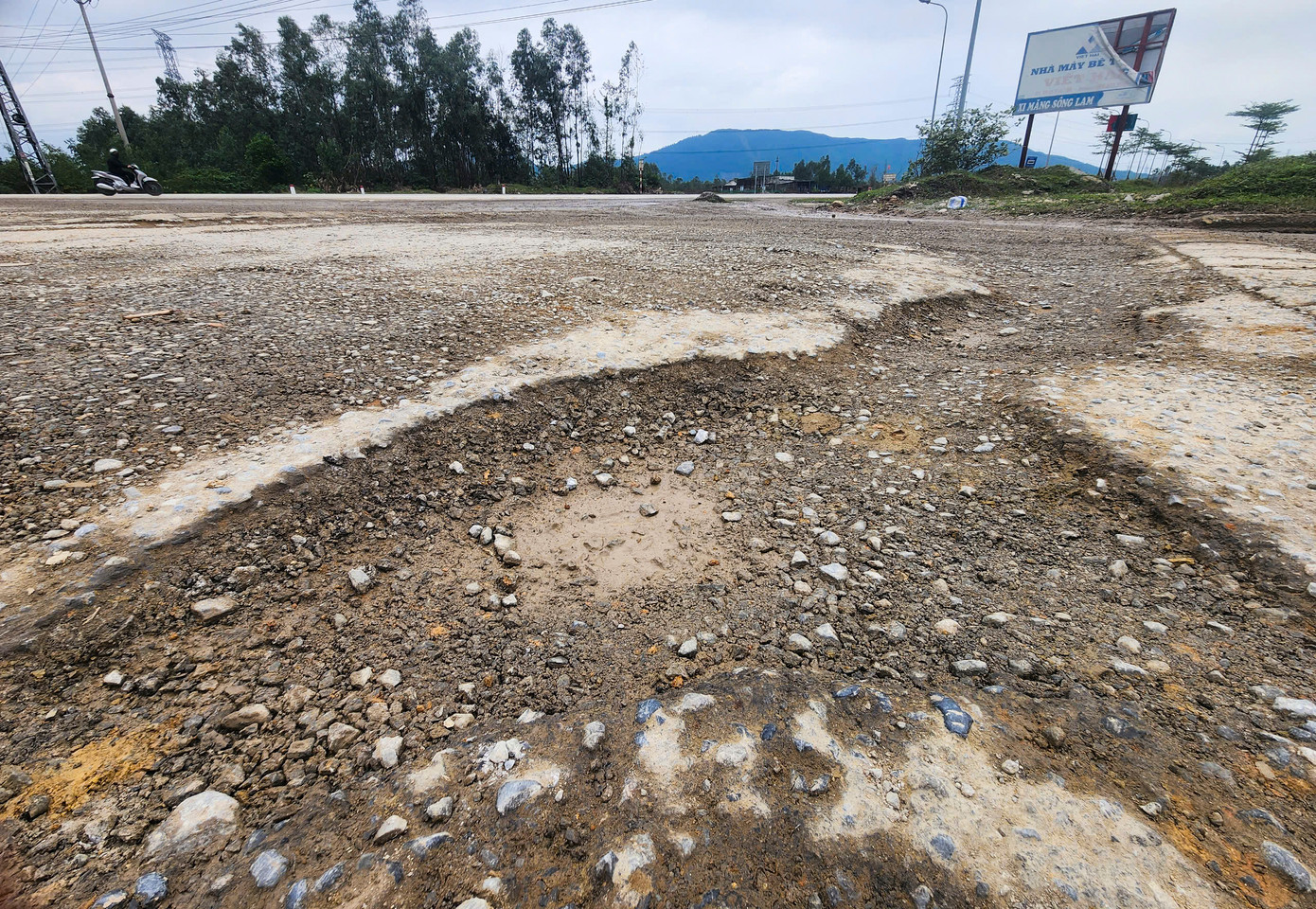 “Dọc các tuyến đường này rất nhiều học sinh và công nhân đi lại nên rất nguy hiểm. Trong khi xe chạy từng đoàn, có tài xế còn vượt ẩu khiến bụi kín mặt, không thấy đường”, người dân phường Kỳ Thịnh lo lắng. Trong hình là mặt đường Hà Huy Tập xuống cấp, hư hỏng.