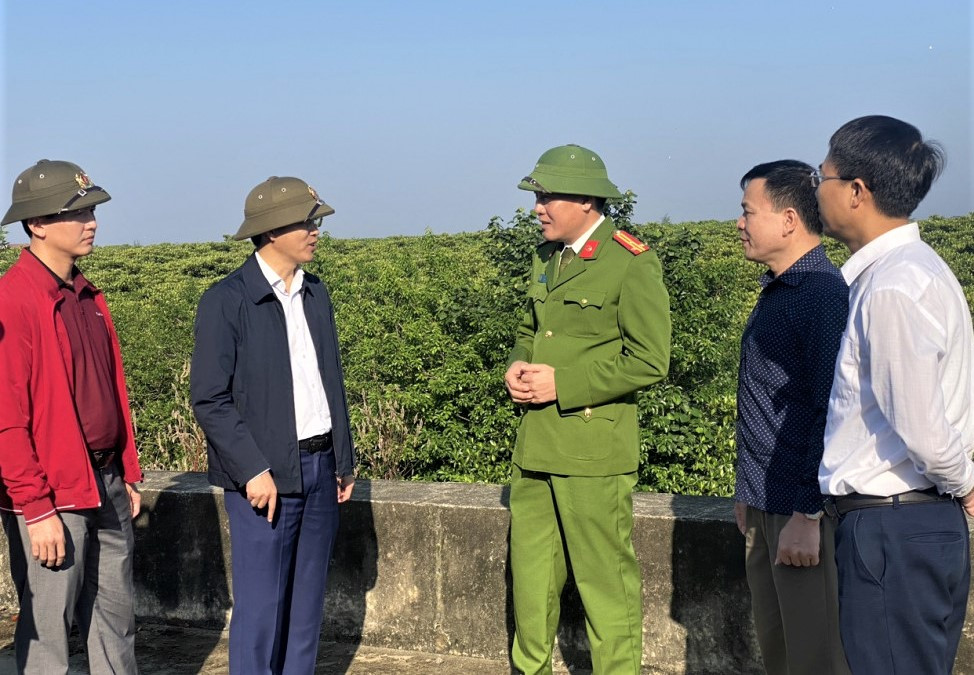 Thượng tá Trần An Ninh, Trưởng phòng Cảnh sát cơ động (Công an Hà Tĩnh – áo xanh) có mặt tại hiện trường cùng Thượng tá Phan Ngọc Tố - Trưởng Công an huyện Cẩm Xuyên (thứ 2 trái sang) để chỉ đạo việc truy bắt hai phạm nhân trốn trại.