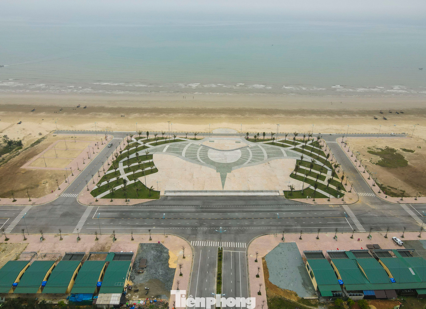 Bãi biển Kỳ Ninh ở phường Kỳ Ninh (thị xã Kỳ Anh) cũng là một địa điểm lý tưởng cho du khách khi muốn trải nghiệm, khám phá du lịch hoang sơ. Trước mùa du lịch năm 2025, nơi đây đã chỉnh trang các khu vực để phục vụ du lịch nghỉ dưỡng, khám phá. Trong ảnh là Quảng trường khu du lịch biển Kỳ Ninh có tổng diện tích khoảng hơn 49.000 m2.