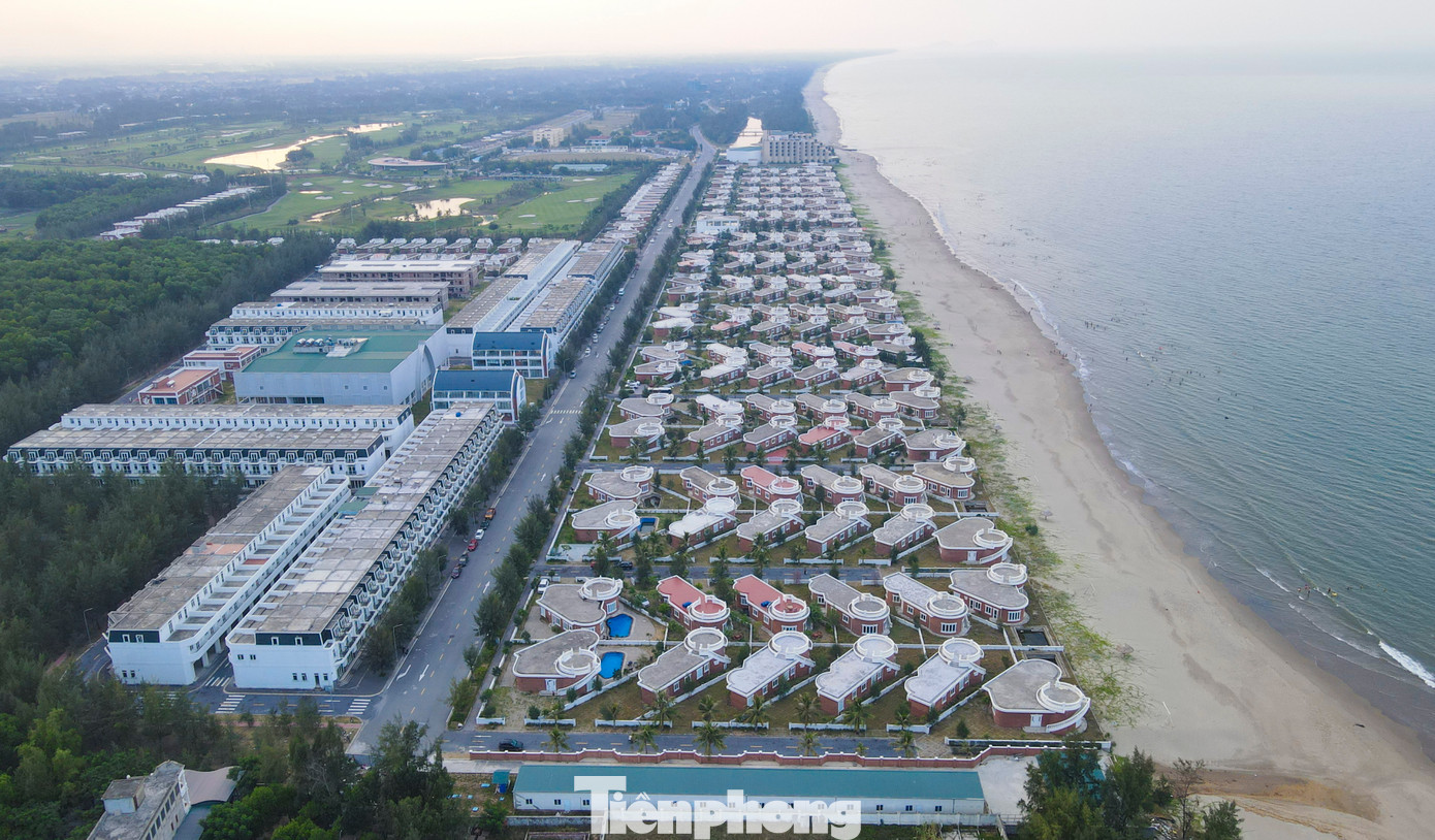 Ông Trần Minh Đức - Trưởng Ban Quản lý dịch vụ công ích và các điểm du lịch huyện Nghi Xuân - cho biết, đến nay, khu du lịch biển Xuân Thành đã sẵn sàng cho mùa du lịch biển năm 2025. “Lễ khai trương mùa du lịch biển Xuân Thành năm nay diễn ra vào 26/4 tới. Năm nay, khu du lịch sẽ có các chương trình nghệ thuật, các giải pickleball, bóng chuyền cho du khách tham gia. Hệ thống khách sạn, villa cũng đảm bảo hạ tầng cho du khách. Dự kiến năm nay sẽ đón 500.000 lượt khách”, ông Đức thông tin.