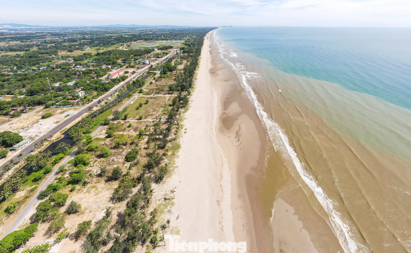 Biển Xuân Thành sở hữu bờ biển dài gần 5 km với bãi cát mịn cùng cảnh sắc tươi xanh. Nơi đây còn có hệ thống khách sạn, khu lưu trú cao cấp, hiện đại, đáp ứng nhu cầu cho du khách nghỉ dưỡng. Những ngày qua, ở khu du lịch này đang được chỉnh trang để chuẩn bị cho khai trương mùa du lịch biển năm nay.