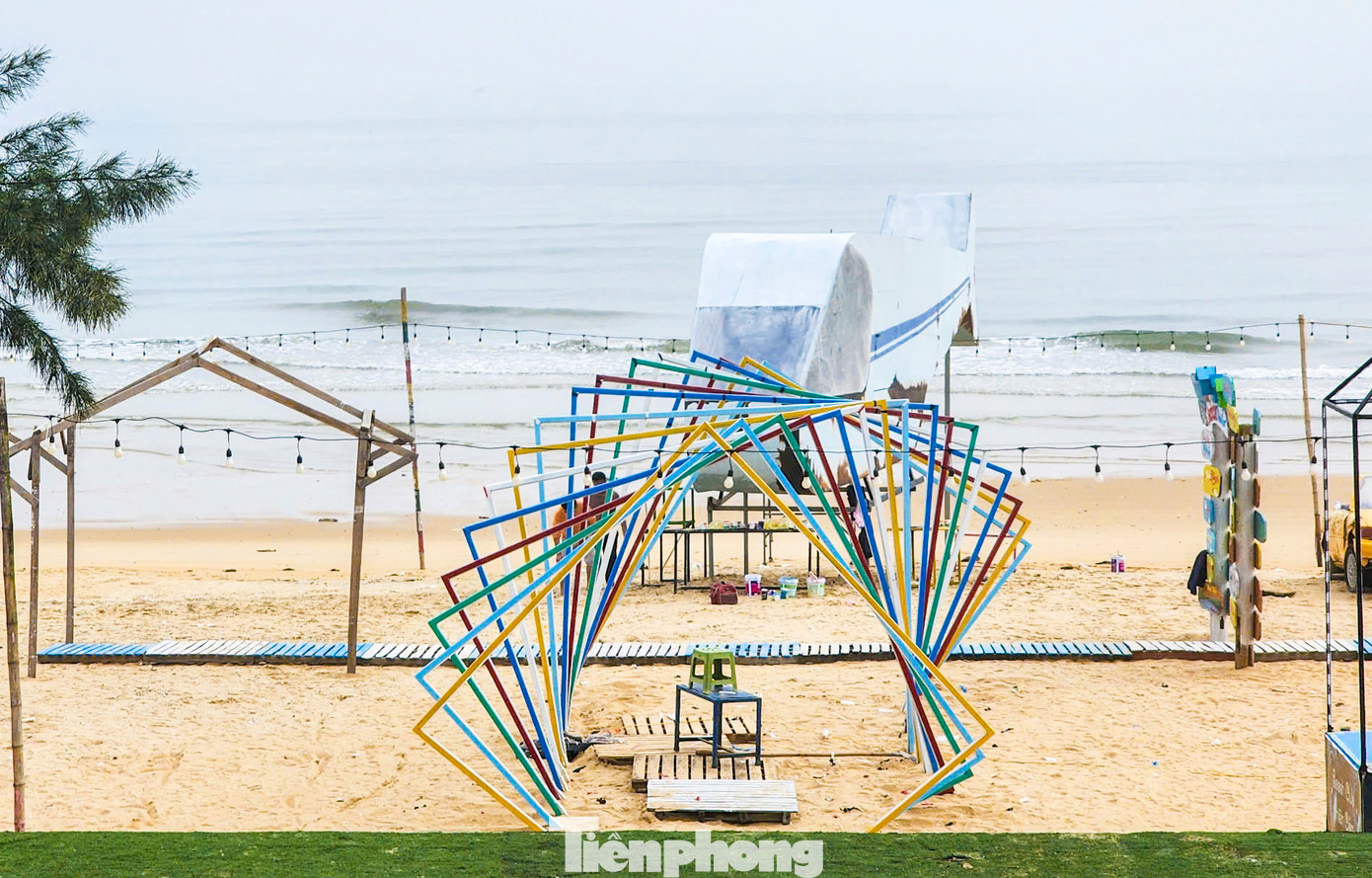 Hệ thống khách sạn, khu vui chơi giải trí về đêm, phố đi bộ dọc biển tại Khu du lịch biển Thiên Cầm cũng được chỉnh trang, làm đẹp, phục vụ du khách cho mùa du lịch biển 2025. Theo BQL Khu du lịch Thiên Cầm, tại đây hiện có gần 50 nhà hàng có thể phục vụ gần 19.000 lượt khách du lịch; hơn 1.000 phòng lưu trú, phục vụ cho hơn 3.000 lượt khách. Ngoài ra, đơn vị cũng yêu cầu các nhà hàng, cơ sở kinh doanh bố trí hơn 300 điểm tắm nước sạch và phối hợp đoàn thanh niên, các lực lượng địa phương dọn sạch bãi biển.