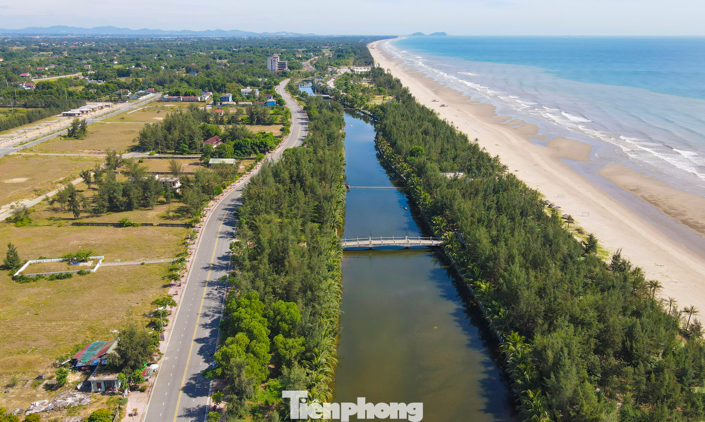Ngoài ẩm thực, gian hàng lưu niệm, khu vui chơi, dọc lạch nước ngọt Bùa Dài tại khu du lịch còn có chương trình chèo thuyền thả hoa đăng, hát dân ca như “Hội An thu nhỏ”.