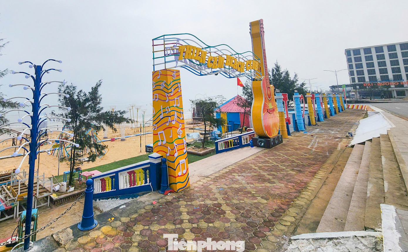 Hệ thống khách sạn, khu vui chơi giải trí về đêm, phố đi bộ dọc biển tại Khu du lịch biển Thiên Cầm cũng được chỉnh trang, làm đẹp, phục vụ du khách cho mùa du lịch biển 2025. Theo BQL Khu du lịch Thiên Cầm, tại đây hiện có gần 50 nhà hàng có thể phục vụ gần 19.000 lượt khách du lịch; hơn 1.000 phòng lưu trú, phục vụ cho hơn 3.000 lượt khách. Ngoài ra, đơn vị cũng yêu cầu các nhà hàng, cơ sở kinh doanh bố trí hơn 300 điểm tắm nước sạch và phối hợp đoàn thanh niên, các lực lượng địa phương dọn sạch bãi biển.