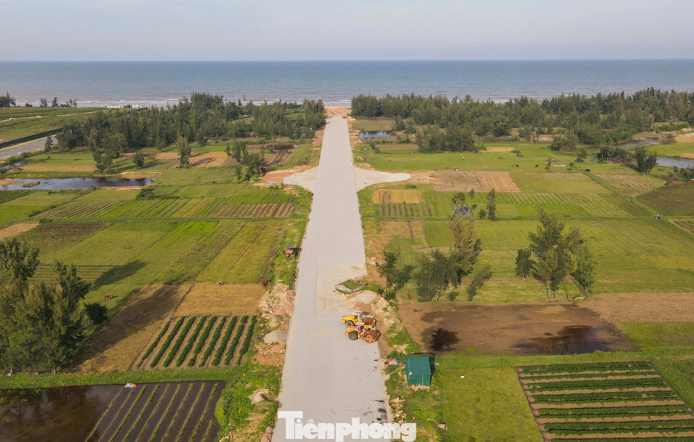 Còn tại Dự án hạ tầng khu du lịch biển Lộc Hà qua xã Thịnh Lộc cũng trong tình trạng tương tự do vướng mắc mặt bằng. Dự án được UBND tỉnh Hà Tĩnh phê duyệt đầu vào tháng 7/2017 với tổng mức đầu tư 62 tỷ đồng nhằm mục tiêu phát triển thương mại du lịch dịch vụ, thu hút các nhà đầu tư vào khu du lịch, phục vụ du khách.