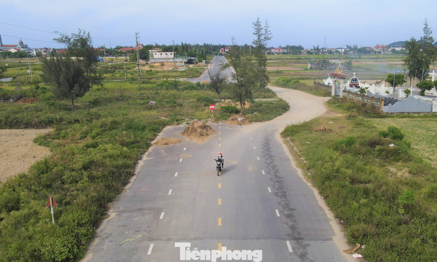 Tại huyện Lộc Hà, còn có dự án đường cứu hộ cứu nạn ven biển Lộc Hà được khởi công xây dựng vào tháng 5/2020, với số vốn 128 tỷ đồng. Tuyến đường có chiều dài 6,5km, đi qua địa bàn thị trấn Lộc Hà, xã Thạch Mỹ và xã Phù Lưu. Theo kế hoạch, dự án phải hoàn thành, đưa vào sử dụng từ cuối năm 2021. Tuy nhiên, đến nay tuyến đường qua tổ dân phố Trung Nghĩa (thị trấn Lộc Hà) bị “đứt đoạn” vì vướng khu nghĩa trang chưa thể giải phóng.