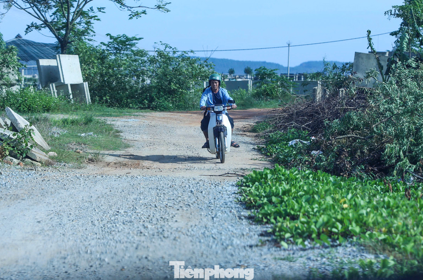 Dự án đình trệ khiến máy móc nằm chờ, cấu kiện ngổn ngang dọc tuyến đường. Người dân gặp khó trong việc đi lại.