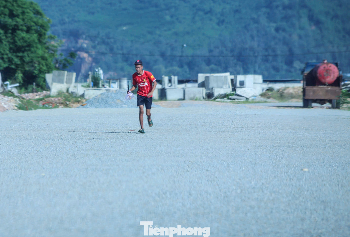 Dự án đình trệ khiến máy móc nằm chờ, cấu kiện ngổn ngang dọc tuyến đường. Người dân gặp khó trong việc đi lại.