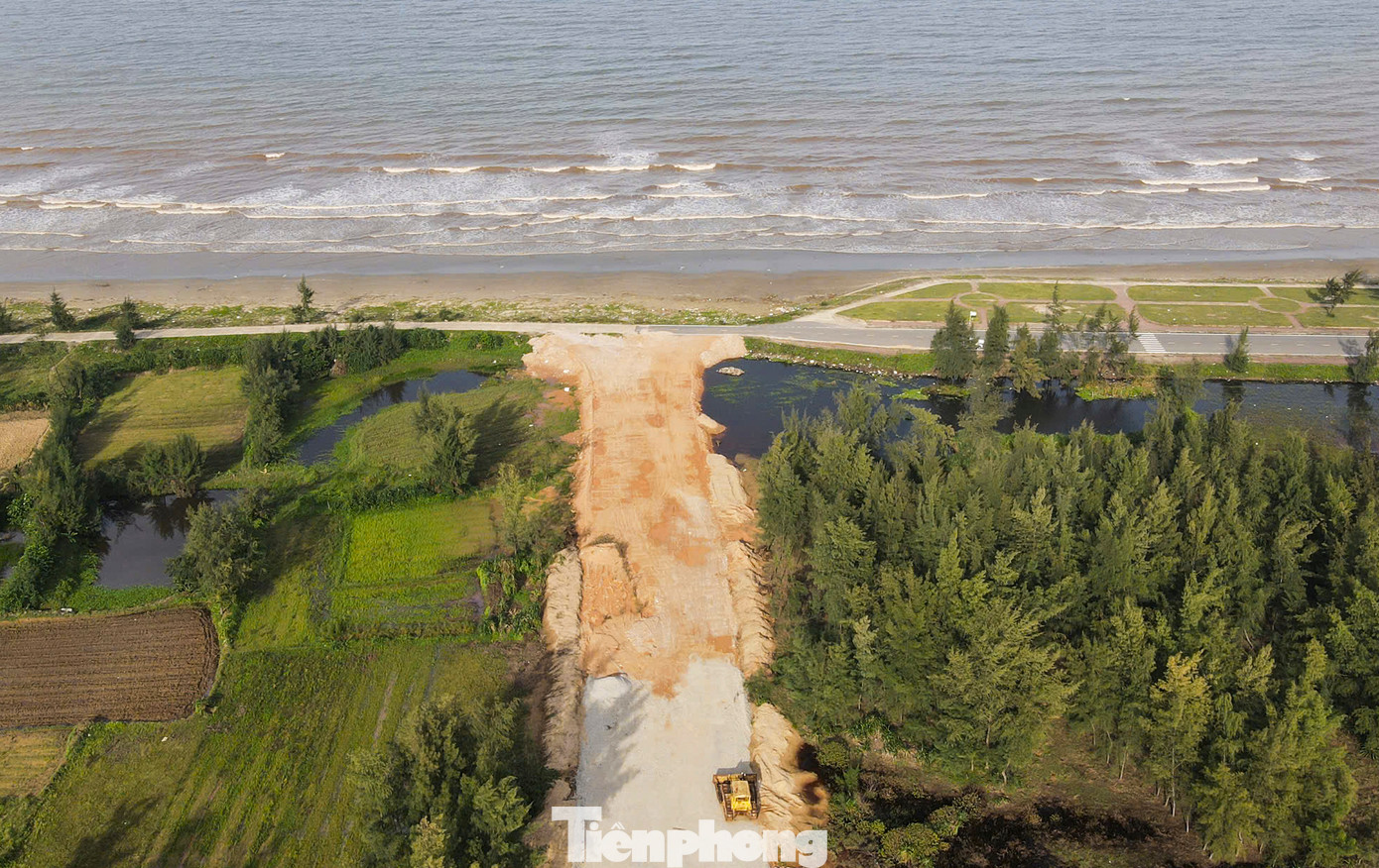 Theo đại diện Ban quản lý dự án đầu tư xây dựng huyện Lộc Hà, hiện tiến độ thi công đạt 70% khối lượng. Đơn vị đang đẩy nhanh giải phóng mặt bằng còn vướng mắc để đưa dự án về đích. Trong hình, nhiều máy móc nằm bất động do dự án vướng mắc, không thể triển khai.