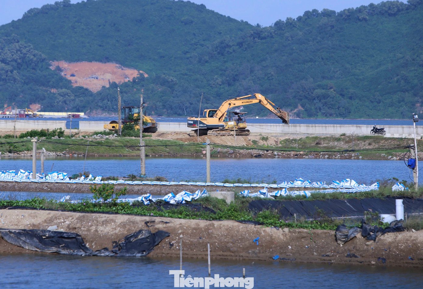Theo chính quyền địa phương, việc dự án chậm triển khai do vướng mắc diện tích đất nuôi trồng thủy sản của người dân. Phần diện tích này không thuộc diện đền bù theo quy định hiện hành nhưng do người dân đầu tư nuôi trồng với số vốn lớn, nuôi trồng thủy sản nhiều năm nên họ mong có chính sách hỗ trợ phù hợp.