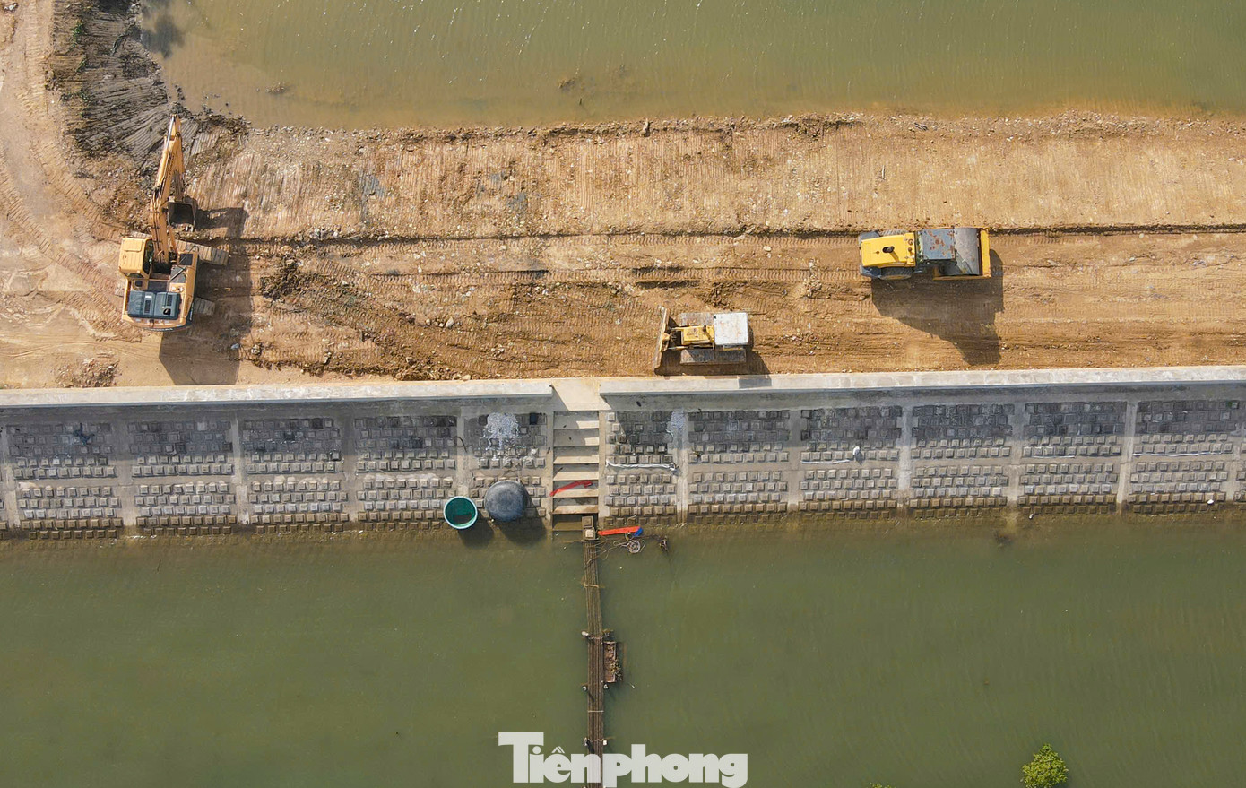 Những ngày này, một số máy móc tiếp tục thi công các vị trí đã được giải phóng nhưng việc mặt bằng còn vướng mắc, dự án chưa hẹn ngày về đích.