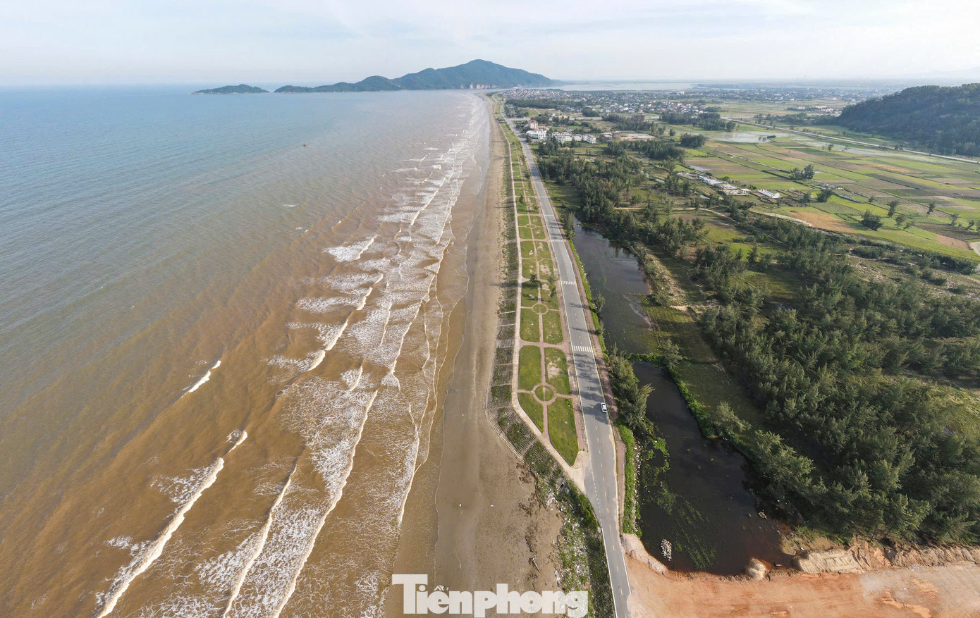 Lộc Hà là huyện ven biển của Hà Tĩnh nhưng hội tụ đầy đủ những điều kiện tự nhiên của đồi núi, đồng bằng và biển cả. Điểm nhấn về tiềm năng du lịch tự nhiên là dãy núi Bằng Sơn chạy dọc 12 km đường biển và bãi biển thoải, tạo điều kiện phát triển đa dạng các hình thái du lịch.