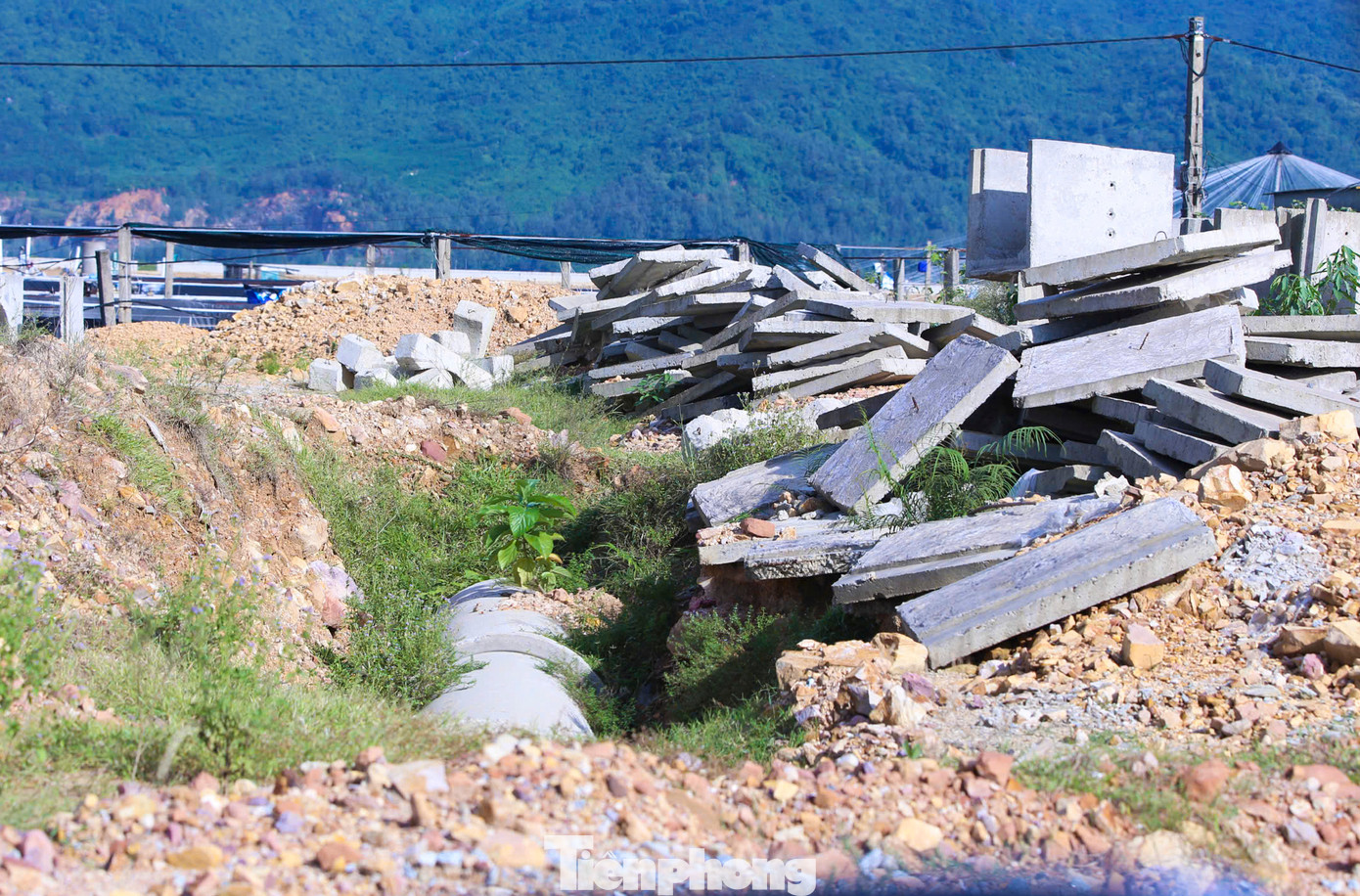 Công trình được khởi công từ cuối năm 2022 với nhiều hạng mục như xây dựng mới tuyến đường bê tông dài hơn 1,2 km, hệ thống thoát nước, hào kỹ thuật và cống kỹ thuật; điện chiếu sáng; đường dây trung thế; cấp nước…