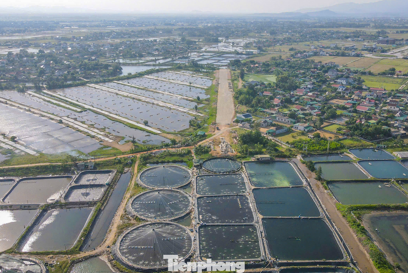 Công trình được khởi công từ cuối năm 2022 với nhiều hạng mục như xây dựng mới tuyến đường bê tông dài hơn 1,2km, hệ thống thoát nước, hào kỹ thuật và cống kỹ thuật; điện chiếu sáng; đường dây trung thế; cấp nước…