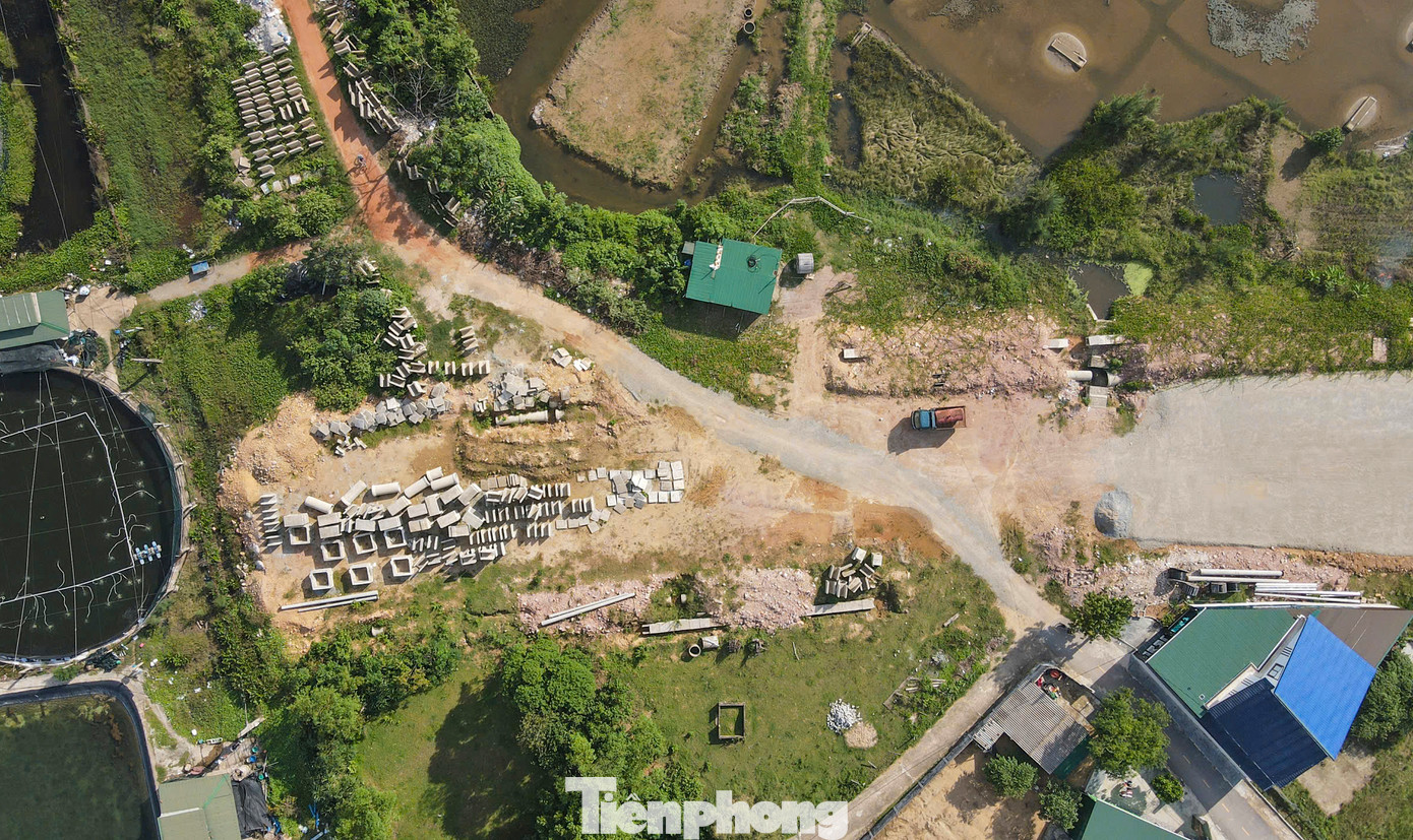 Tuy nhiên, đến nay dự án vẫn thi công “nhảy cóc”, chỉ mới thi công được vài trăm mét đường, còn các hạng mục khác chưa được triển khai vì vướng mặt bằng đất nuôi trồng thủy sản của các hộ dân.