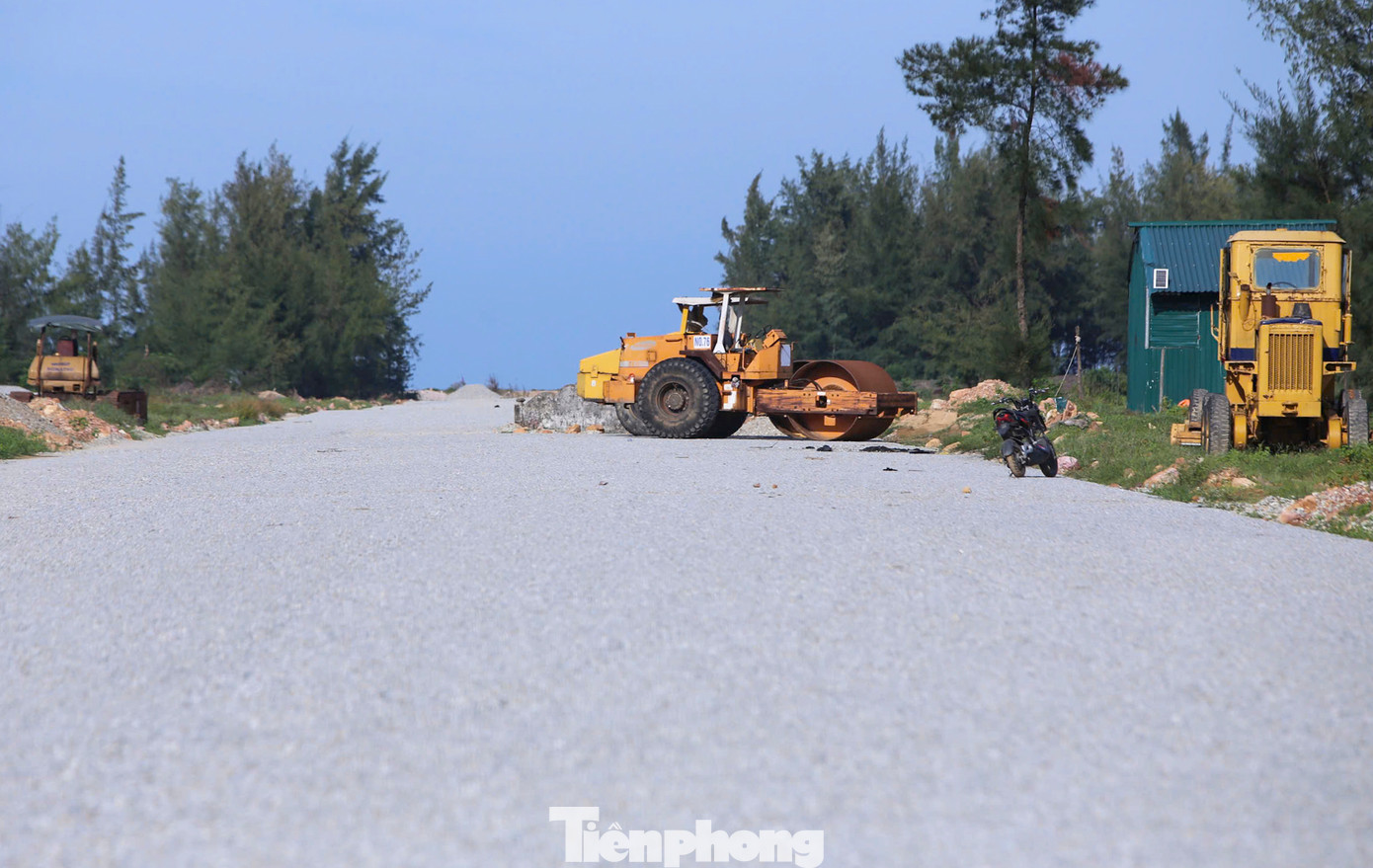 Theo đại diện Ban quản lý dự án đầu tư xây dựng huyện Lộc Hà, hiện tiến độ thi công đạt 70% khối lượng. Đơn vị đang đẩy nhanh giải phóng mặt bằng còn vướng mắc để đưa dự án về đích. Trong hình, nhiều máy móc nằm bất động do dự án vướng mắc, không thể triển khai.