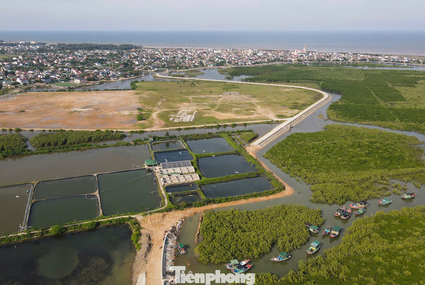 Cạnh đó là dự án Xử lý cấp bách đê Tả Nghèn có tổng chiều dài hơn 10km. Công trình có nguồn vốn hơn 180 tỷ đồng. Tuy nhiên, sau nhiều năm thi công, đến nay dự án vẫn dở dang.