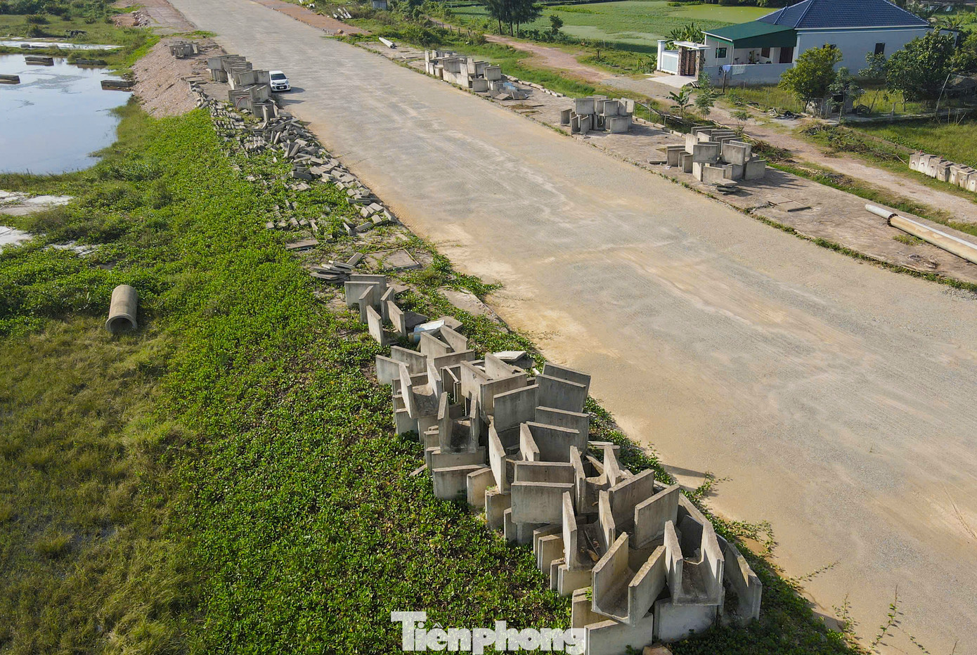 Dự án đình trệ khiến máy móc nằm chờ, cấu kiện ngổn ngang dọc tuyến đường. Người dân gặp khó trong việc đi lại.