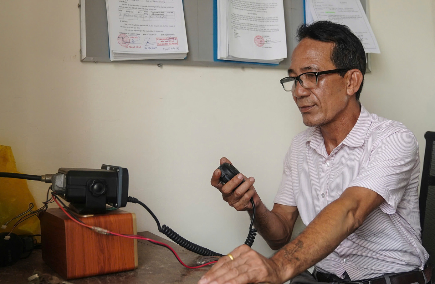 Ông Nguyễn Đăng Sỹ, Trạm trưởng Trạm Hải đăng Cửa Nhượng, cho biết, do nằm cách xa khu dân cư, đời sống sinh hoạt tại đây chủ yếu khép kín trong khuôn viên trạm. Mỗi ngày, ông và những cán bộ khác phân công nhau trực 24/24 giờ, mỗi ca trực kéo dài 2-4 giờ để luôn đảm bảo cho các thiết bị ở trạm hoạt động thông suốt.