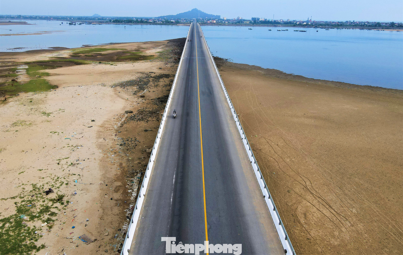 Tuyến đường này cũng giúp kết nối vùng kinh tế nam Nghệ An - bắc Hà Tĩnh, nam Hà Tĩnh - bắc Quảng Bình; kết nối cảng Cửa Lò, cảng biển quốc tế Vissai của Nghệ An, các cảng biển Xuân Hội, Thạch Kim, cảng Quốc tế Lào - Việt Nam (cảng Vũng Áng) của tỉnh Hà Tĩnh và cảng Hòn La, tỉnh Quảng Bình. Trong hình, là cầu Cửa Nhượng - điểm nhấn trên tuyến đường ven biển.