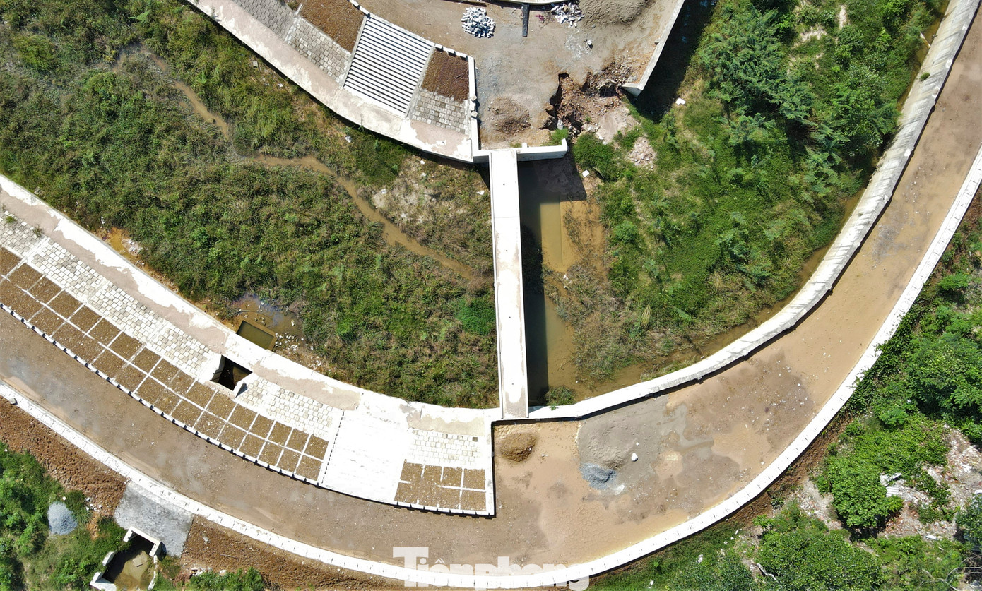 Công trình được đầu tư xây dựng với mục tiêu đảm bảo an toàn cho người và tài sản của người dân, các công trình hạ tầng hai bên bờ khe Bình Lạng, tận dụng điều kiện tự nhiên để tạo điểm nhấn về kiến trúc, cảnh quan, môi trường sinh thái cho khu vực nhằm đáp ứng các tiêu chí đô thị loại III của thị xã Hồng Lĩnh. Dự án ảnh hưởng đến 71 hộ dân, trong đó có 50 hộ ảnh hưởng đến đất và tài sản trên đất, 21 hộ ảnh hưởng đến tài sản trên đất.