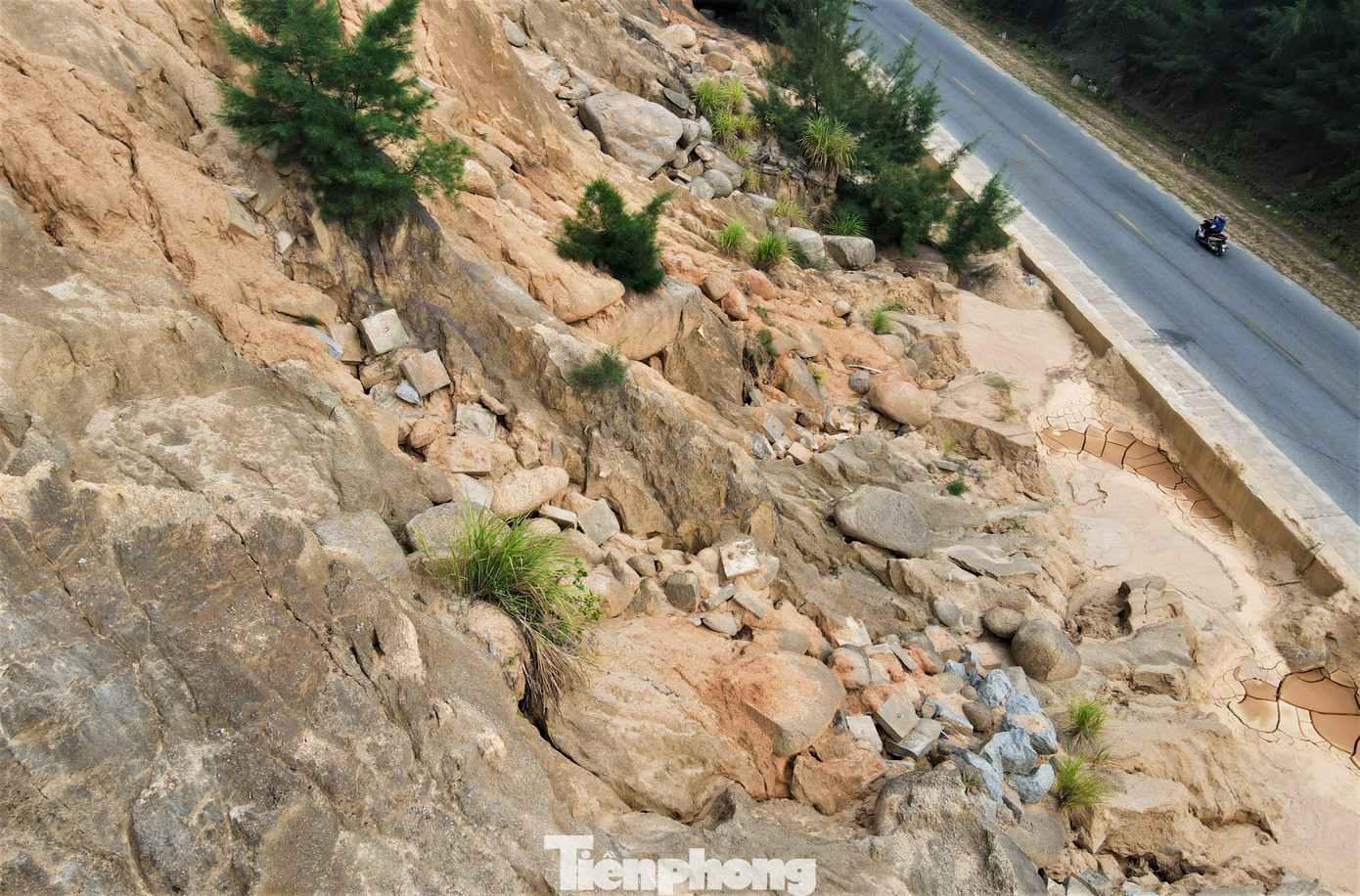 Lãnh đạo địa phương lý giải do chiều dài tuyến đường lớn, hàng năm chịu ảnh hưởng nặng nề của thiên tai nên đòi hỏi nguồn kinh phí lớn để duy tu, sửa chữa. Trong khi nguồn ngân sách của tỉnh còn nhiều khó khăn nên việc cân đối, bố trí nguồn lực còn hạn chế, chưa đáp ứng được so với nhu cầu thực tế. Một số hạng mục kết cấu hạ tầng giao thông có nguy cơ xuống cấp, hư hỏng gây ảnh hưởng đến an toàn giao thông, khả năng khai thác và tuổi thọ công trình đường bộ.