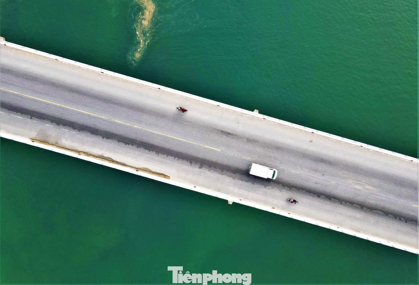 Cầu Cửa Nhượng gồm 3 nhịp chính có kết cấu dầm hộp bê tông cốt thép dự ứng lực, đúc hẫng liên tục và 29 nhịp dầm dài 40m, mặt cầu rộng 14 m. Cạnh công trình là quần thể Khu du lịch biển Thiên Cầm.