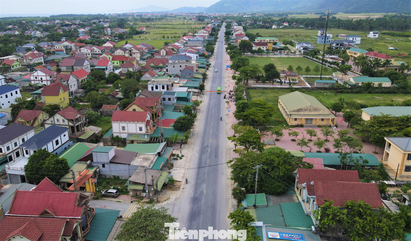 Toàn tuyến đi qua 6 địa phương của Hà Tĩnh, gồm 5 huyện: Nghi Xuân, Lộc Hà, Thạch Hà, Cẩm Xuyên, Kỳ Anh và thị xã Kỳ Anh. Trong hình là đoạn đường qua xã Xuân Liên (huyện Nghi Xuân).