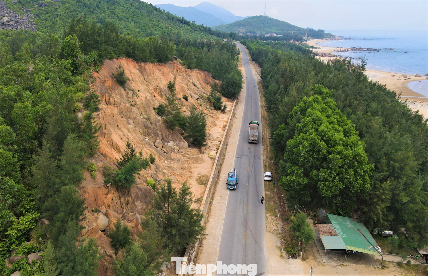 Trên đoạn tuyến Kỳ Xuân - Kỳ Ninh có nhiều điểm là vách núi cao, có thể xảy ra sạt lở vào mùa mưa bão nên theo thiết kế, đơn vị thi công xây dựng các tường bê tông chắn dọc vách núi để hạn chế sự cố.
