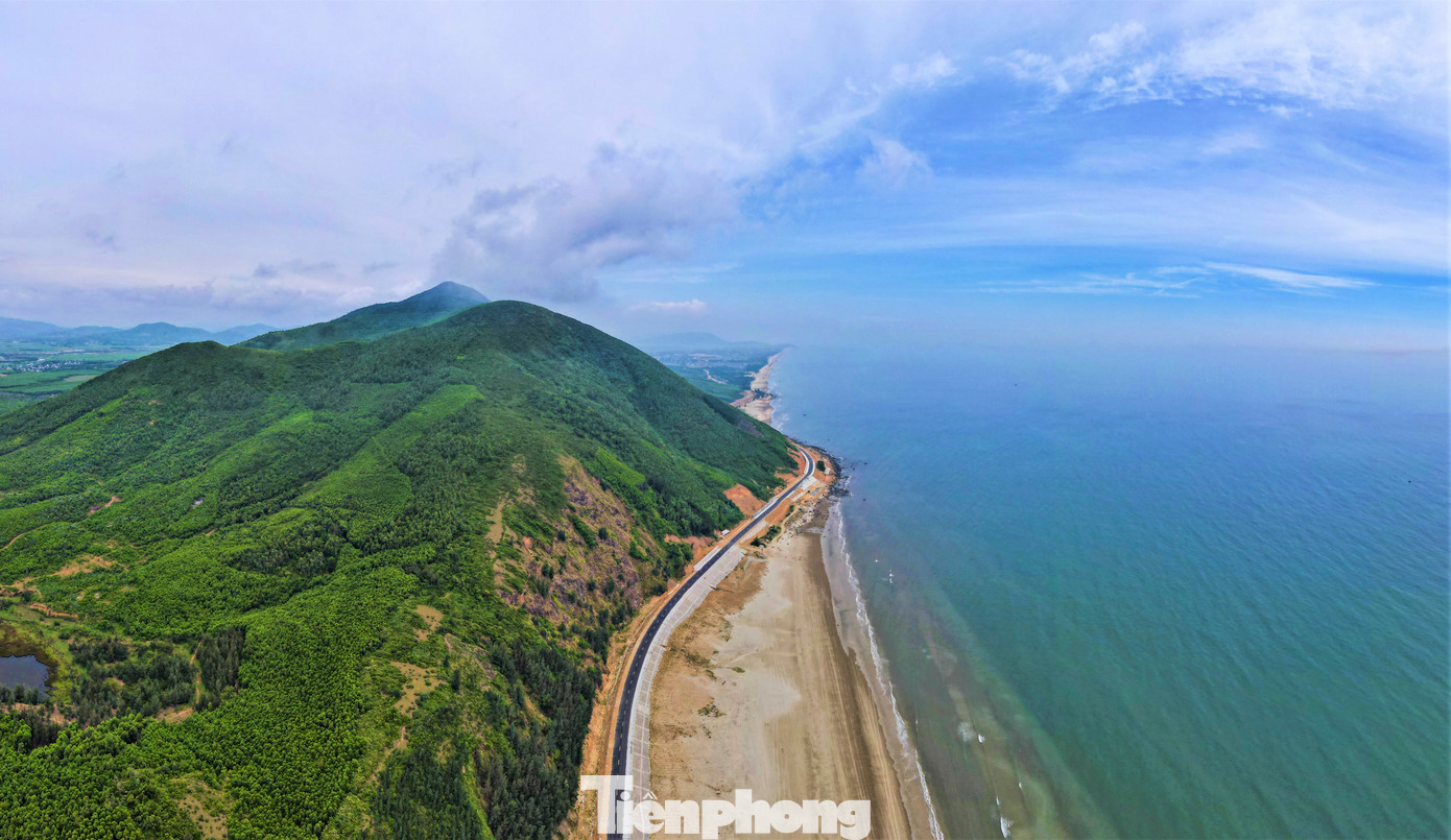 Tuyến đường xuyên suốt, uốn lượn ra biển theo hình cánh cung của các dãy núi.