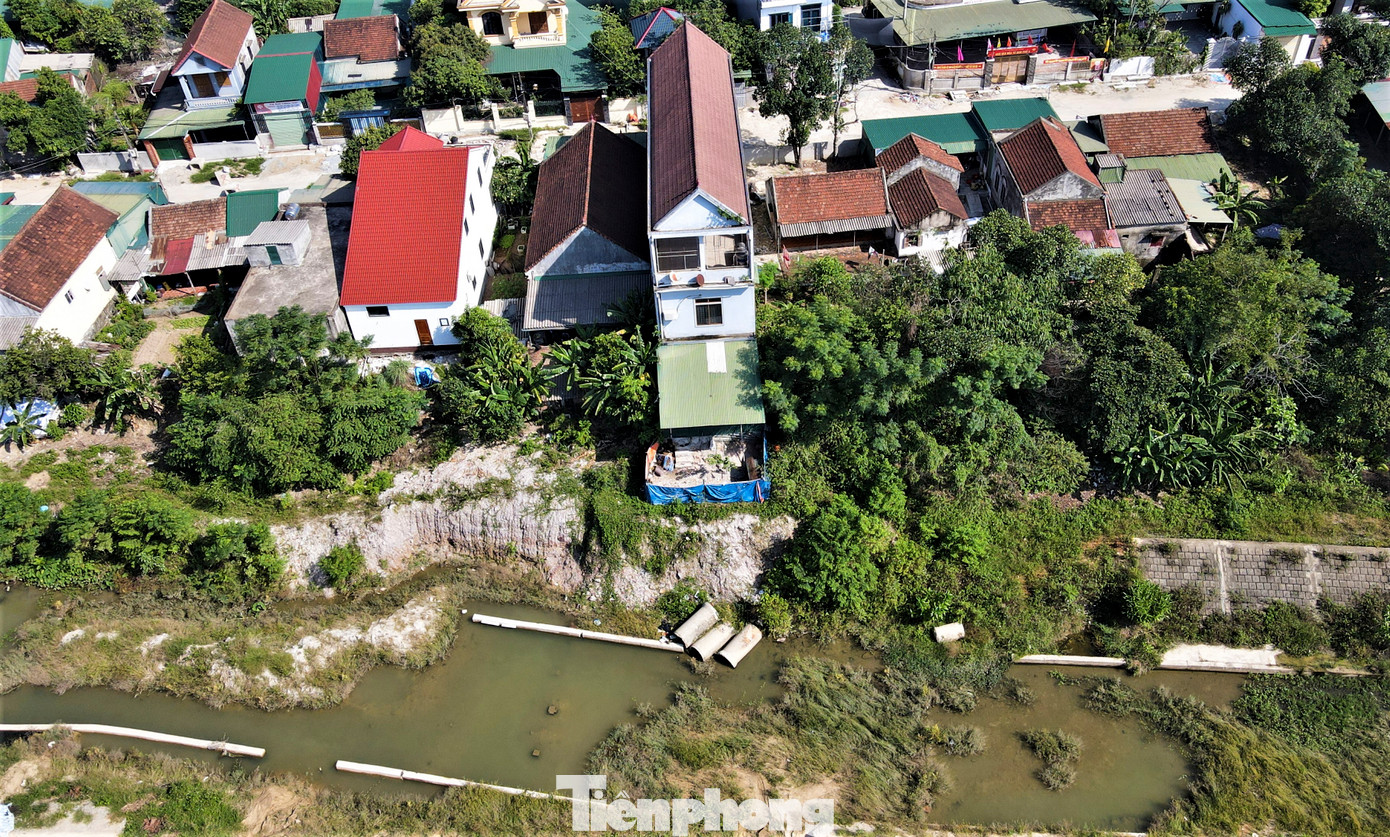 “Kè làm mãi không xong nên mùa mưa lũ người dân khá lo lắng. Năm 2020, nhiều hộ dân cạnh mái kè từng bị sạt lở đến tận nhà, rất nguy hiểm”, một người dân phường Bắc Hồng, cho hay.