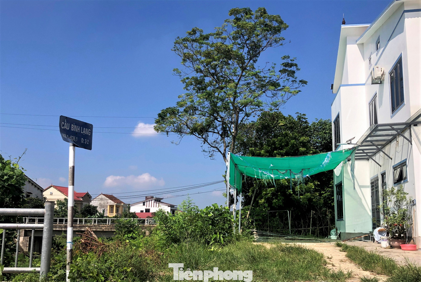 Một vị trí cạnh cầu Bình Lạng còn vướng mặt bằng, chưa hoàn thiện giải tỏa và triển khai dự án kè.