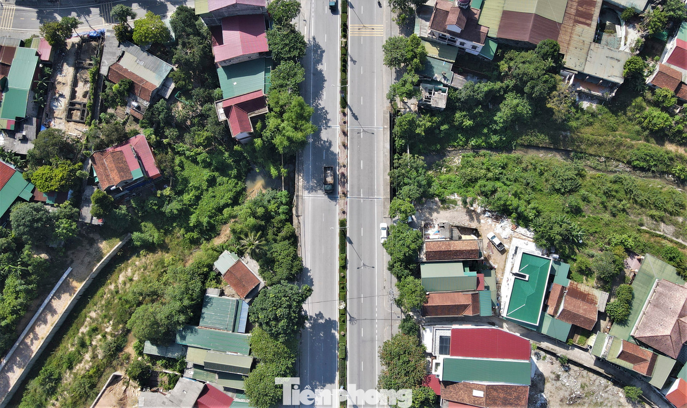 Ông Nguyễn Phúc Đức (Ban Quản lý Dự án đầu tư xây dựng thị xã Hồng Lĩnh) cho biết: Giai đoạn 1 dự án đã xây dựng, bàn giao sử dụng từ năm 2011. Với giai đoạn 2, đoạn từ cầu Bình Lạng đến cầu Đôi do phải điều chỉnh, bổ sung một số hạng mục nên UBND tỉnh Hà Tĩnh đã phê duyệt quyết định điều chỉnh mức vốn từ gần 20 tỷ đồng, tăng lên hơn 43,5 tỷ đồng. Trong đó, ngân sách tỉnh hỗ trợ 25,5 tỷ đồng và ngân sách thị xã Hồng Lĩnh cân đối bố trí hơn 18 tỷ đồng. Thời gian thực hiện dự án cũng được gia hạn hoàn thiện đến cuối năm 2024.