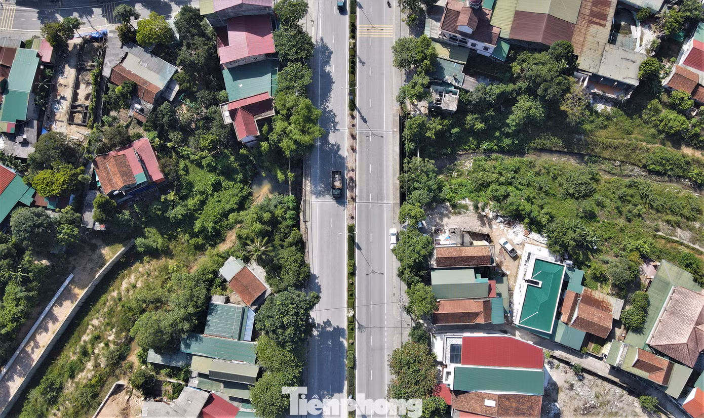 Ông Nguyễn Phúc Đức (Ban Quản lý Dự án đầu tư xây dựng thị xã Hồng Lĩnh) cho biết: Giai đoạn 1 dự án đã xây dựng, bàn giao sử dụng từ năm 2011. Với giai đoạn 2, đoạn từ cầu Bình Lạng đến cầu Đôi do phải điều chỉnh, bổ sung một số hạng mục nên UBND tỉnh Hà Tĩnh đã phê duyệt quyết định điều chỉnh mức vốn từ gần 20 tỷ đồng, tăng lên hơn 43,5 tỷ đồng. Trong đó, ngân sách tỉnh hỗ trợ 25,5 tỷ đồng và ngân sách thị xã Hồng Lĩnh cân đối bố trí hơn 18 tỷ đồng. Thời gian thực hiện dự án cũng được gia hạn hoàn thiện đến cuối năm 2024.