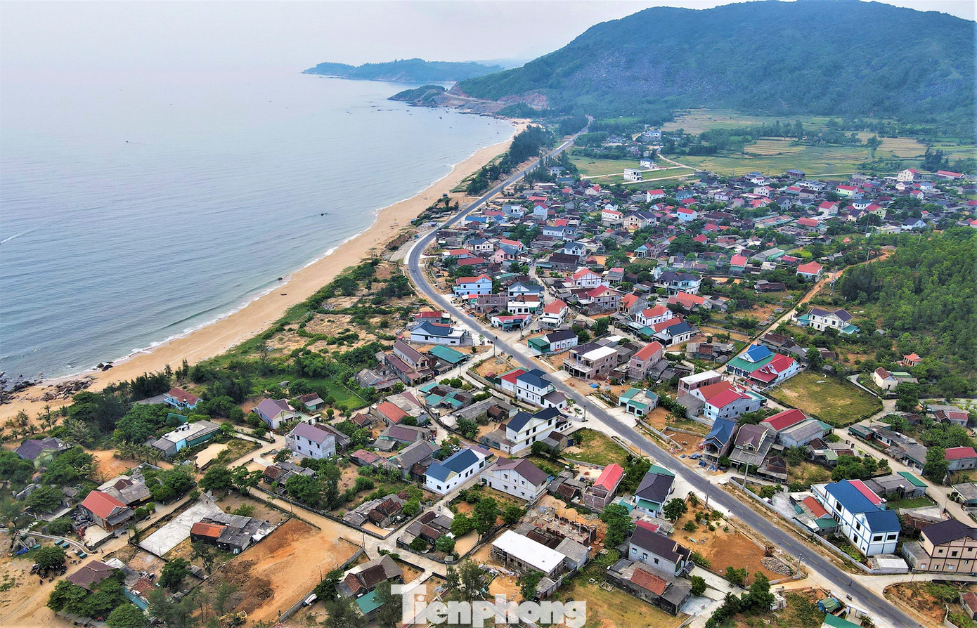 Một số vị trí khác xuyên qua khu dân cư, chạy dọc biển, tạo nên khung cảnh đẹp mắt.