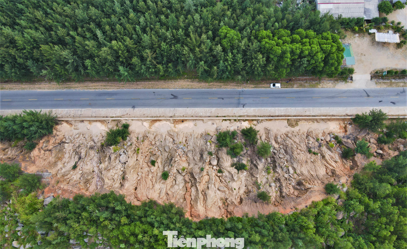 Lãnh đạo địa phương lý giải do chiều dài tuyến đường lớn, hàng năm chịu ảnh hưởng nặng nề của thiên tai nên đòi hỏi nguồn kinh phí lớn để duy tu, sửa chữa. Trong khi nguồn ngân sách của tỉnh còn nhiều khó khăn nên việc cân đối, bố trí nguồn lực còn hạn chế, chưa đáp ứng được so với nhu cầu thực tế. Một số hạng mục kết cấu hạ tầng giao thông có nguy cơ xuống cấp, hư hỏng gây ảnh hưởng đến an toàn giao thông, khả năng khai thác và tuổi thọ công trình đường bộ.