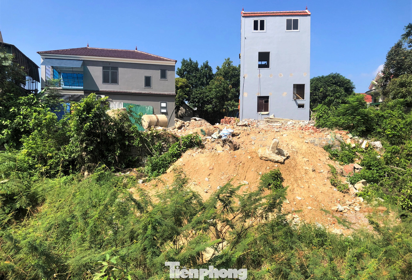 Lãnh đạo UBND phường Bắc Hồng, cho biết do một số vị trí phải điều chỉnh thiết kế, công tác giải phóng mặt bằng gặp khó khăn nên việc triển khai còn chậm. Địa phương cùng ngành chức năng đang tuyên truyền và làm việc với các hộ dân ảnh hưởng của dự án để sớm có mặt bằng, tiếp tục triển khai dự án. Trong hình, nhiều nhà dân chênh vênh bên bờ kè chưa hoàn thiện, cây dại mọc um tùm..