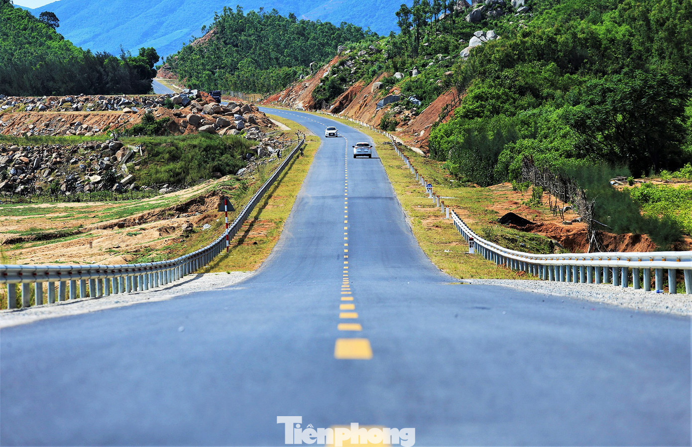 Công trình được thiết kế theo tiêu chuẩn đường cấp III đồng bằng với bề rộng nền đường 12 m, bề rộng mặt đường 7 m, bề rộng làn xe thô sơ (gia cố lề) 4 m và lề đường đất 1 m.