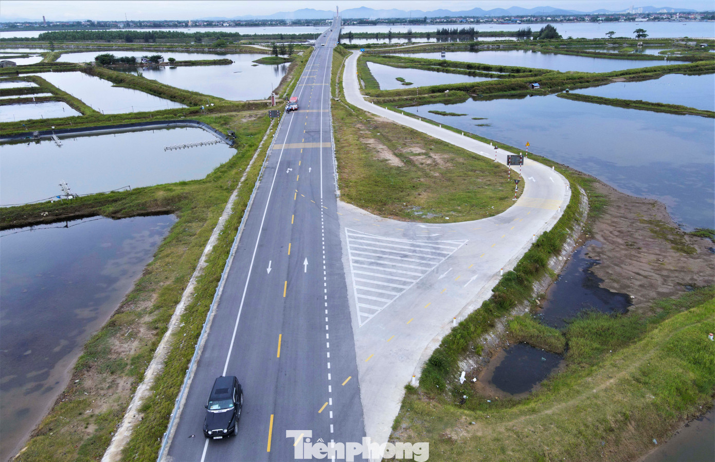 Trong 120 km của tuyến đường này, 33km trùng với một số đoạn tuyến đã được đầu tư của các dự án tại 3 địa phương (Lộc Hà, Thạch Hà và thị xã Kỳ Anh). 87 km còn lại được xây dựng mới qua 2 giai đoạn với tổng mức đầu tư hơn 2.000 tỷ đồng, chủ yếu từ nguồn ngân sách Trung ương và một phần ngân sách Hà Tĩnh. Trong hình là đoạn đi qua xã Xuân Hội (huyện Nghi Xuân).