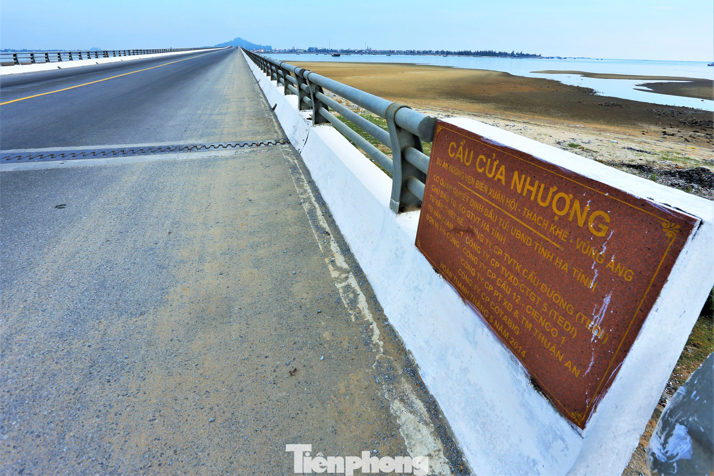 Cầu có tổng chiều dài 1.368 m, được thiết kế vĩnh cửu. Dự án có tổng mức đầu tư gần 500 tỷ đồng, khởi công vào năm 2010 và hoàn thành, đưa vào sử dụng từ năm 2014.