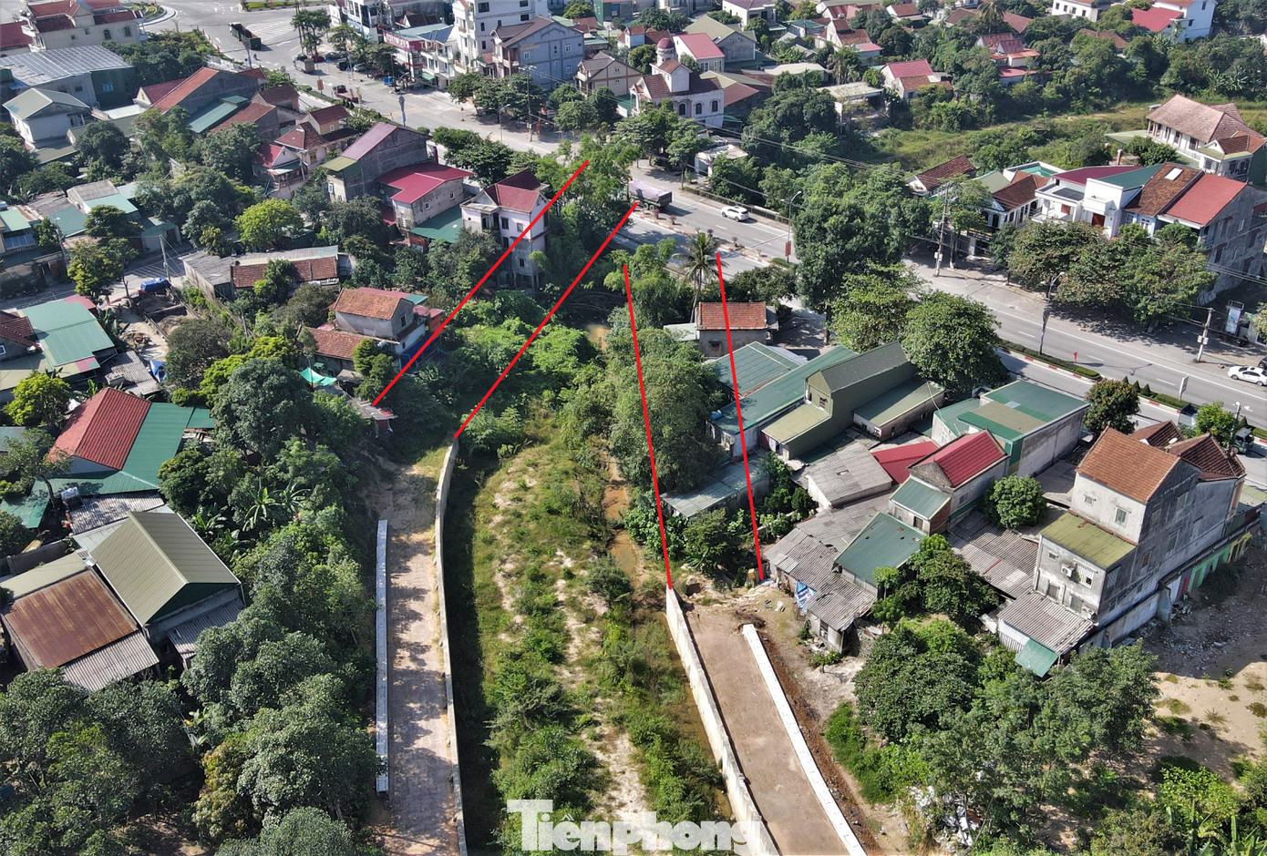 Tuy nhiên, sau 5 năm triển khai, giai đoạn 2 dự án dù đã “đội vốn” gấp đôi song đến nay vẫn ngổn ngang, chưa thể hoàn thành do còn vướng mắc giải phóng mặt bằng của 12 hộ dân. Giai đoạn 3 dự án còn vướng cả điểm đầu và điểm cuối của tuyến.